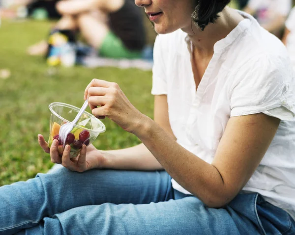 Kadın yemek meyve piknik Park, özgün photoset