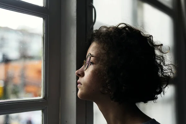 Genç Beyaz Kız Penceresinde Özgün Arayan Gözlük Ile Photoset — Stok fotoğraf