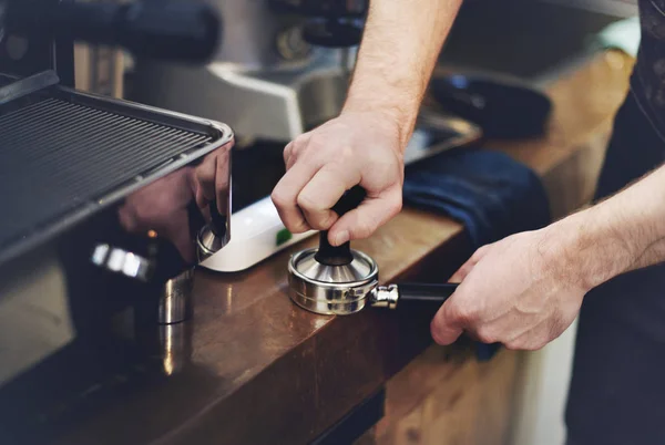 Barista en cafetería —  Fotos de Stock