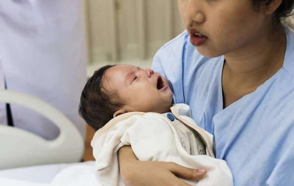 Aasian Recém Nascido Bebê Mãos Mãe Photoset Original — Fotografia de Stock