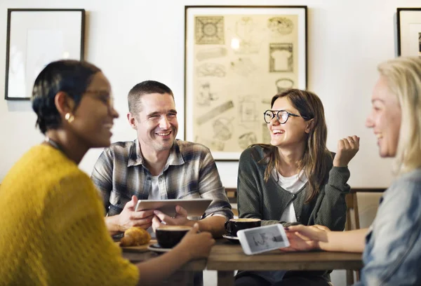 Amigos tomando café en la cafetería — Foto de Stock