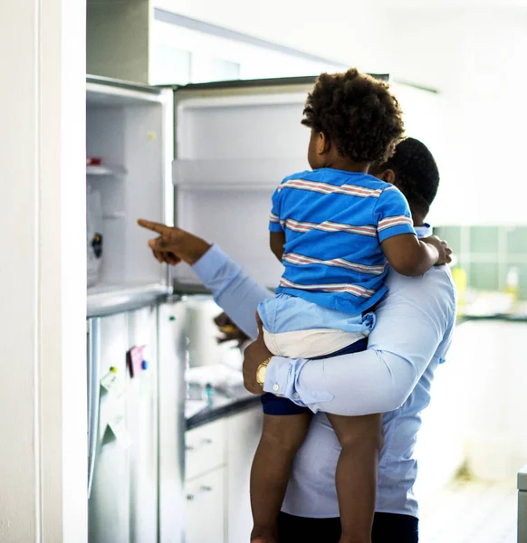 Padre Niño Que Buscan Refrigerador — Foto de Stock