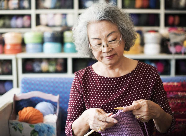 Levensstijl van een senior Aziatische vrouw — Stockfoto