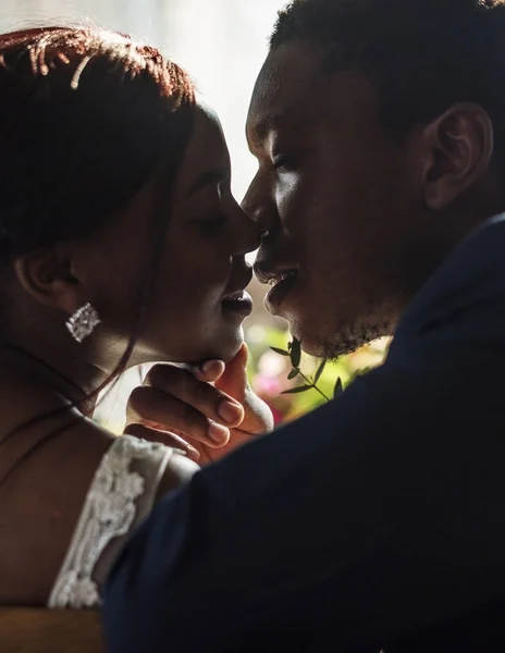 Recién Casada Afrodescendiente Novia Besos Novio Boda Celebración — Foto de Stock