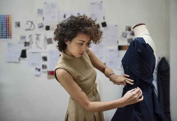 Bir Manken Özgün Bir Elbise Photoset Kadın Terzi Yapar — Stok fotoğraf