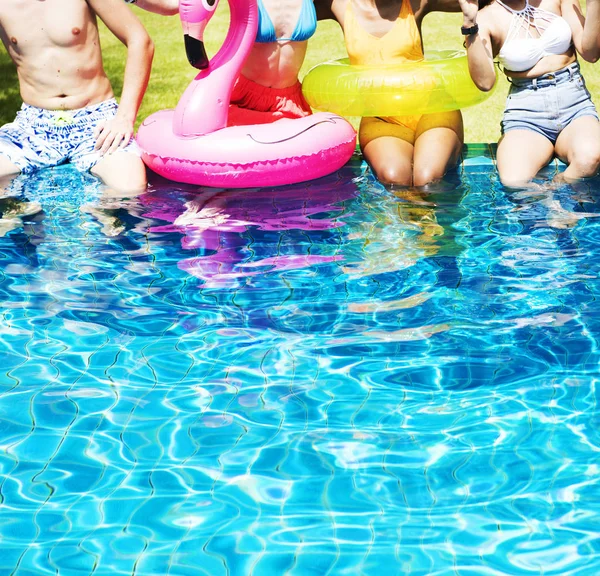 Grupo Diversificado Amigos Desfrutando Tempo Verão Piscina Com Flutuadores Infláveis — Fotografia de Stock