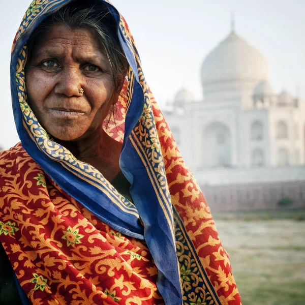Коренная Индийская Женщина Тадж Махал Заднем Плане Оригинальный Фотосет — стоковое фото