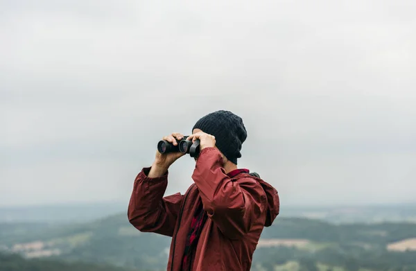 Člověk hledá v dalekohledu — Stock fotografie