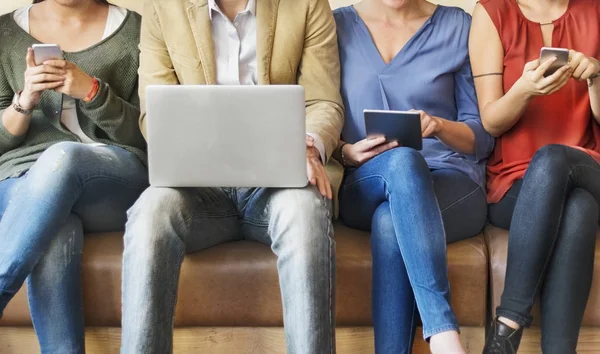 Grupp Människor Använder Digitala Enheter Original Fotosätta — Stockfoto