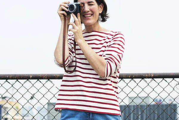 Una Donna Adulta Con Fotocamera Cattura Istantanee All Aperto Fotoset — Foto Stock