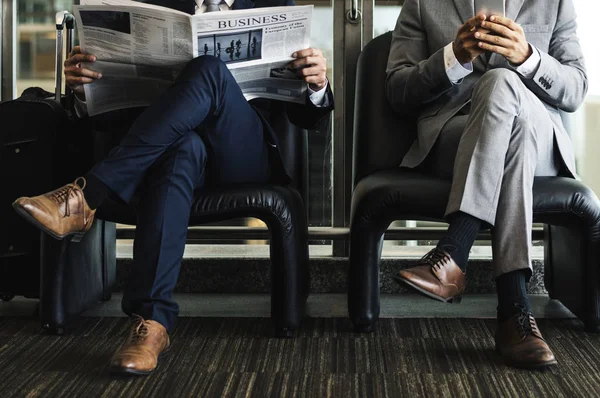 Biznesowe mężczyzn przerwie Sit odczytu gazety — Zdjęcie stockowe