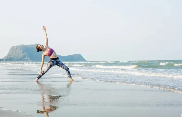 Woman doing stretching yoga exercise — Stock Photo, Image