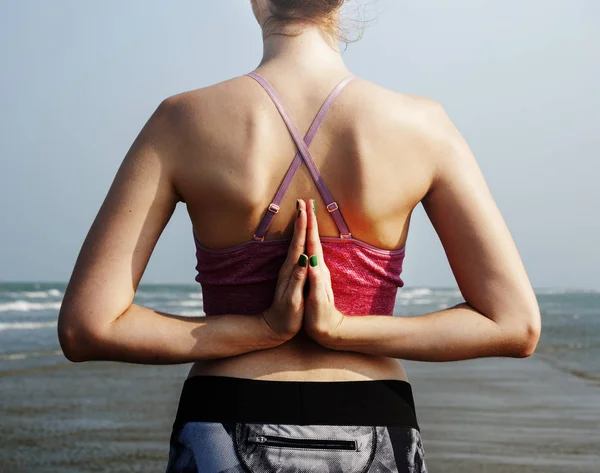 Kvinnan gör stretching yoga övning — Stockfoto