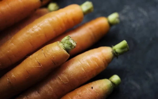 Детская морковь органическая свежая с фермы — стоковое фото