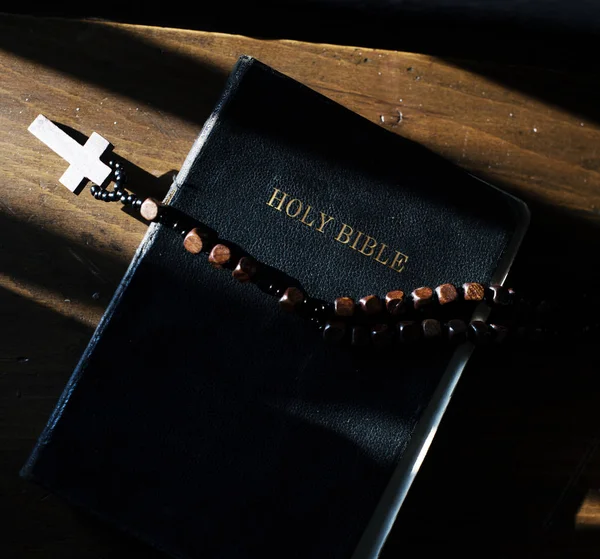 Przydrożny krzyż i Biblii boo — Zdjęcie stockowe