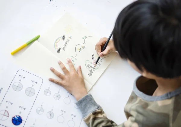 Boy Desenho na lição de matemática — Fotografia de Stock