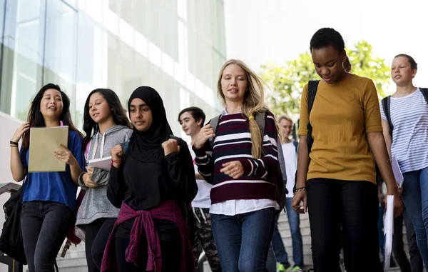 Mångskiftande Grupp Elever Som Går Skolan Ursprungliga Fotosätta — Stockfoto