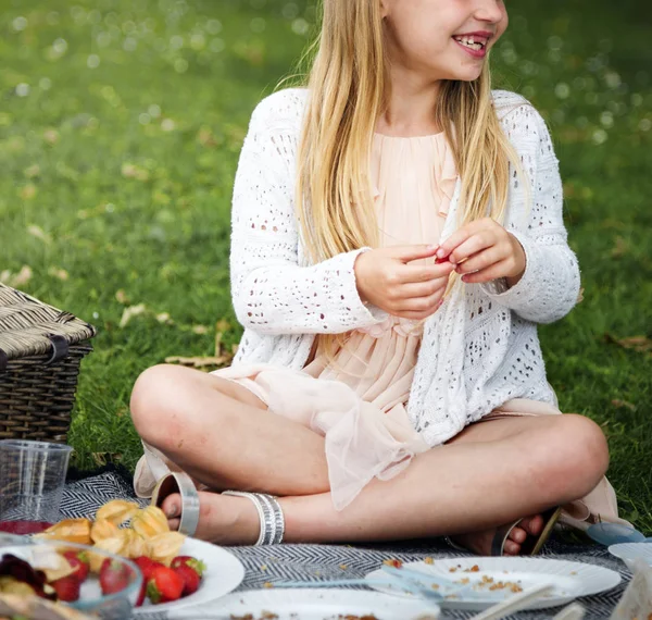 Kleine blonde meisje op picknick Rechtenvrije Stockfoto's