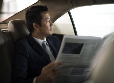 İşadamı okuma gazete içinde araba, özgün photoset