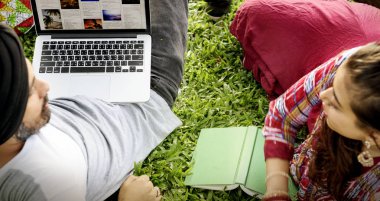 Çimenlerin üzerinde yatan Hintli çift, orijinal fotoset 