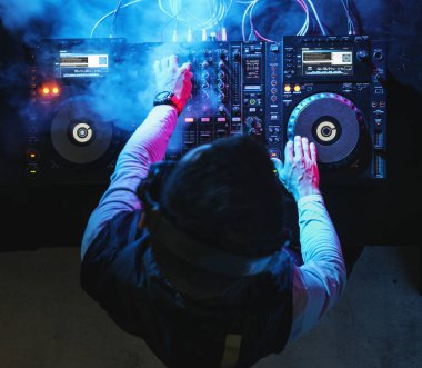 Gece kulübü, özgün ses karıştırıcı DJ oynarken müzik photoset