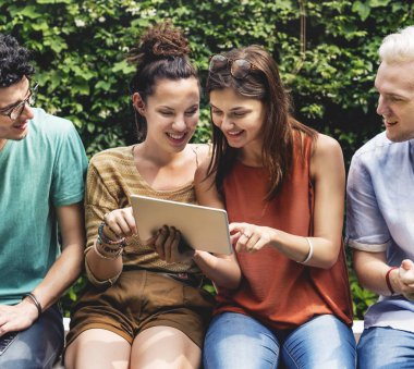 Arkadaşları ve yemek ateş, özgün photoset çiftler