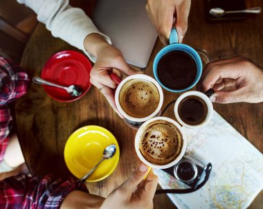 Arkadaşlar, bir kafede kahve orijinal photoset