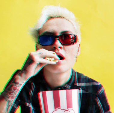 Beyaz dövme kadın ile 3d gözlük, Mısır yeme orijinal photoset