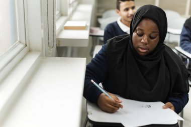 Müslüman çocukların bir sınıfta eğitim