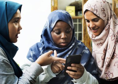 Grup cep telefonu kullanan öğrenciler orijinal photoset