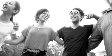 Mutluluk grup insanlar geldi ve birlikte gülümseyen