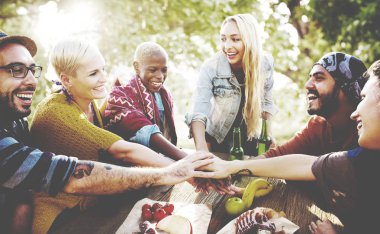 Bir yaz partisi ve el sahip arkadaşlar birlikte, orijinal photoset