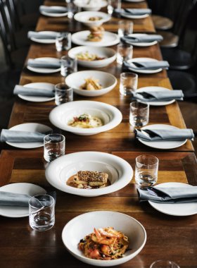 Bir restoranda özgün ayrılmış tablo photoset