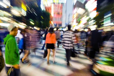 Geceleri insanlar ile ünlü Shibuya geçiş