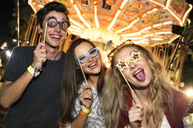 Bir grup arkadaşıyla eğlence parkı, keyif alıyor orijinal photoset