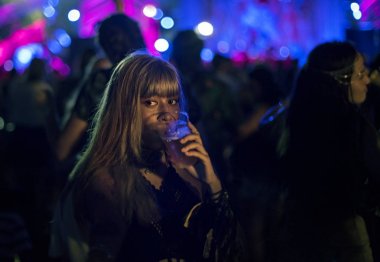 Farklı bir grup insan bir yolculuğa ve Festivali, özgün zevk photoset