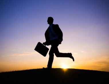 Acele saat içinde çalışan iş adamı