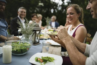 Grup çeşitli arkadaşıyla birlikte, özgün bir akşam yemeği yaşıyorsanız photoset