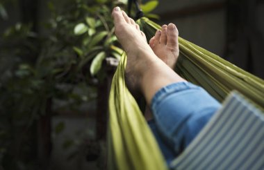 Kadın kitap okumak ürpertici hamak yalan