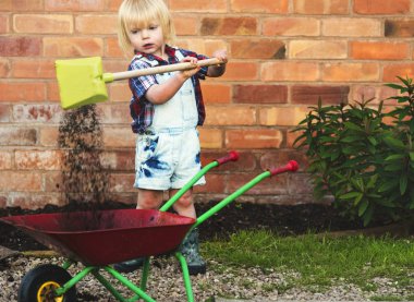 Bahçede oynayan çocuk