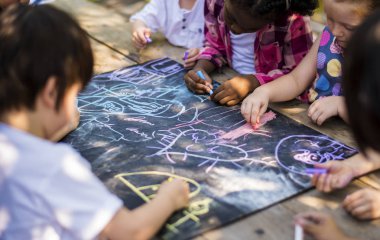 Grup anaokulu resim sanat dersi açık havada, özgün photoset arkadaşlar çocuklar
