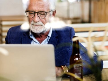 Dizüstü bilgisayar kullanan yaşlı adam, orijinal fotoset