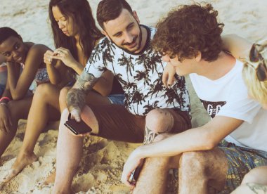 Farklı arkadaş oturma grubu 