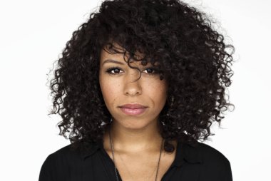 beyaz izole kamera bakarak kıvırcık saçlı güzel kadın portresi