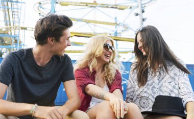 Bir grup arkadaşıyla eğlence parkı, keyif alıyor orijinal photoset