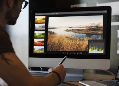 Bir bilgisayardaki özgün düzenleme fotoğraflar photoset adam