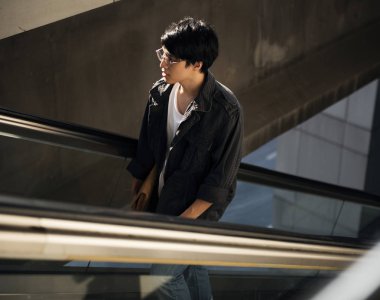 Yürüyen merdiven, özgün yakışıklı Asya adam photoset