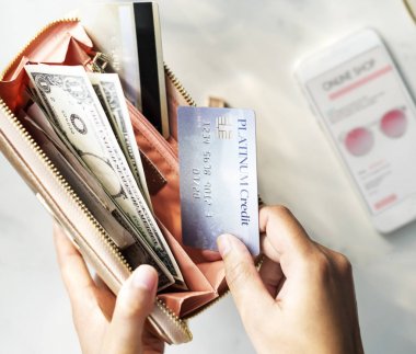 m-cüzdan para ve kredi kartı ile tutan kadın