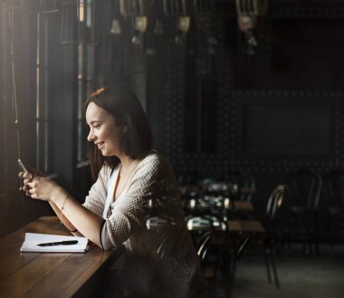 Telefonda oynamak kız