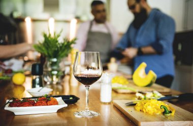 Arkadaş grubu yemek mutfakta, orijinal photoset